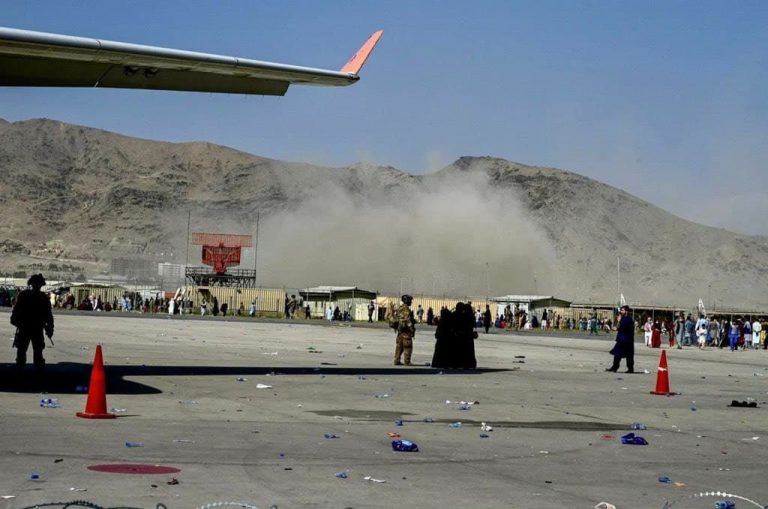 Explosiones en el Aeropuerto de Kabul dejan al menos doce soldados muertos