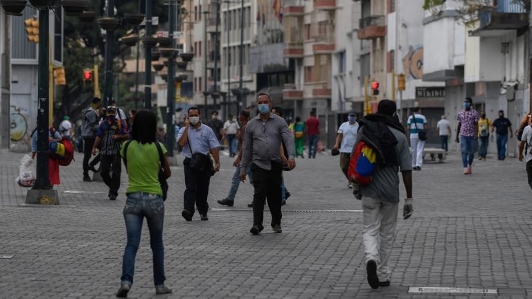 Por segundo día seguido, Venezuela registró menos de 900 casos diarios de Covid-19
