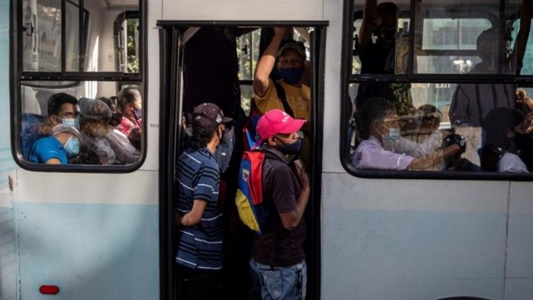 Pasajeros en Caracas atentos ante robos en el transporte