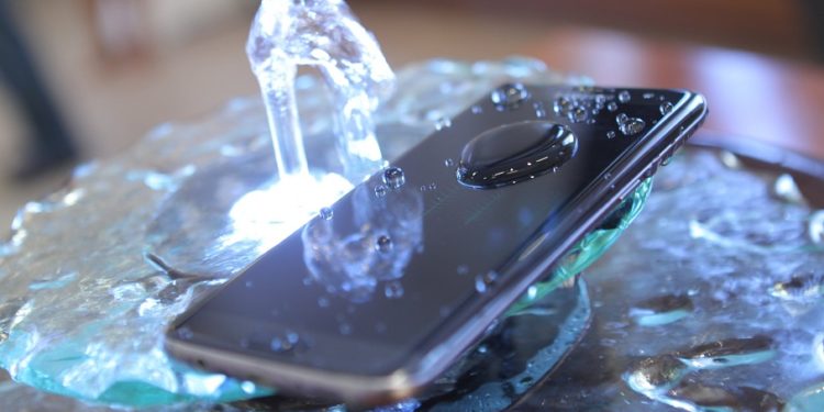 Descubre cómo actuar cuando tu celular se caiga al agua