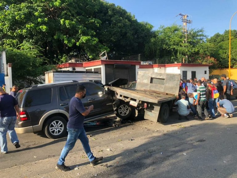 Aparatoso choque en una cola de estación de gasolina en Carabobo