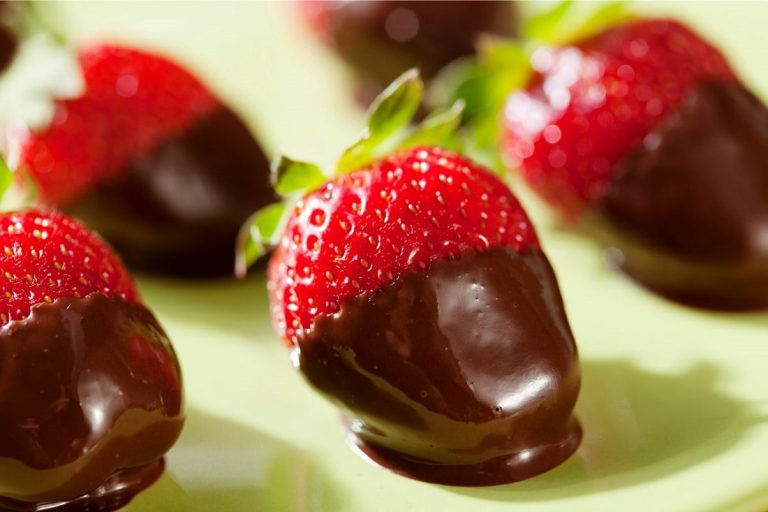 ¡Afrodisíaco! Consumir unas fresas con chocolate