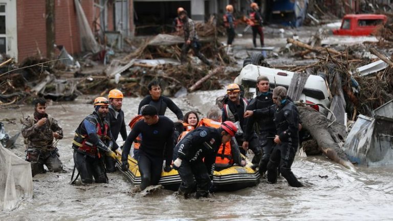 Aumentan a 27 personas fallecidas tras inundaciones en el norte de Turquía