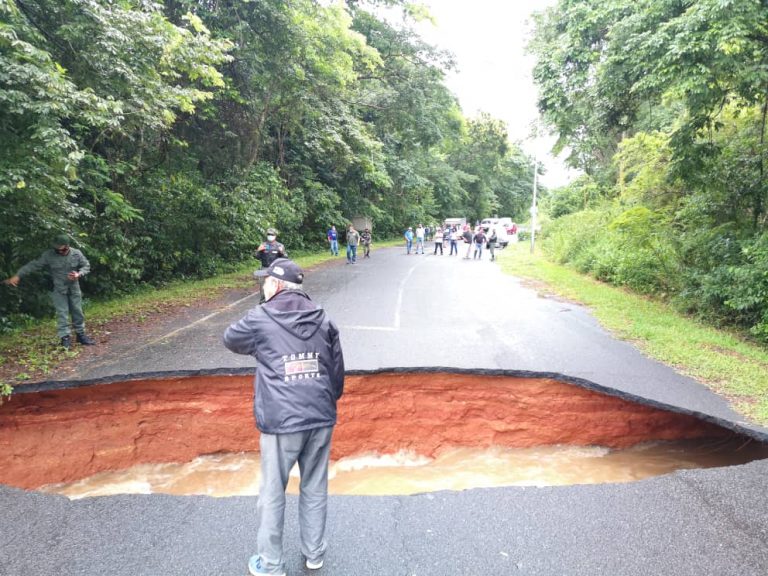 Se desploman carreteras en Bolívar, dejando incomunicadas a El Guri y La Paragua