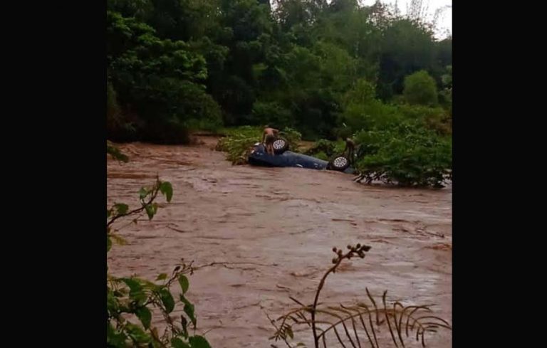 Vehículo fue arrastrado por crecida de río en Caruao, La Guaira