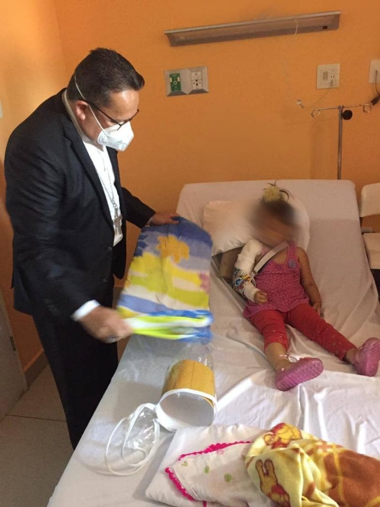 Rescatan a una niña de 2 años que quedó bajo los escombros en Mérida