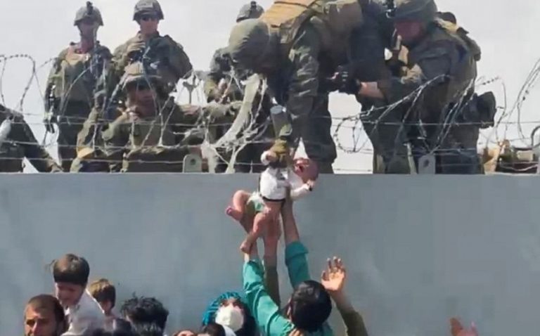 El bebé afgano se encuentra a salvo con su padre