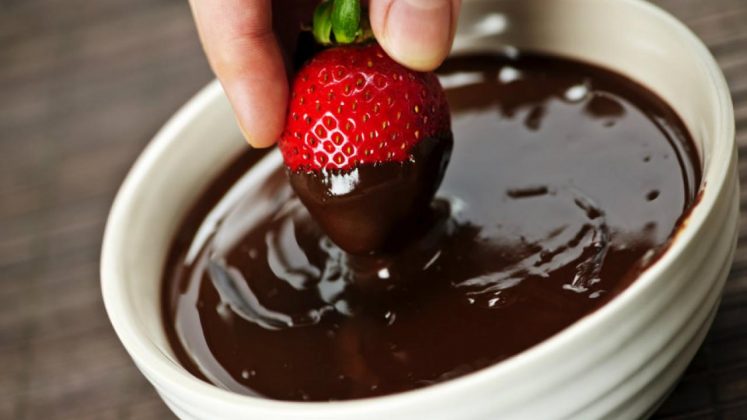 Unas Fresas Con Chocolate Para Despertar El Placer Sexual