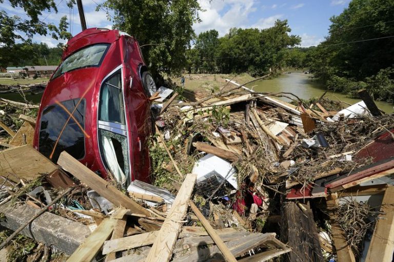Inundaciones en Tennessee dejan más de 20 muertos