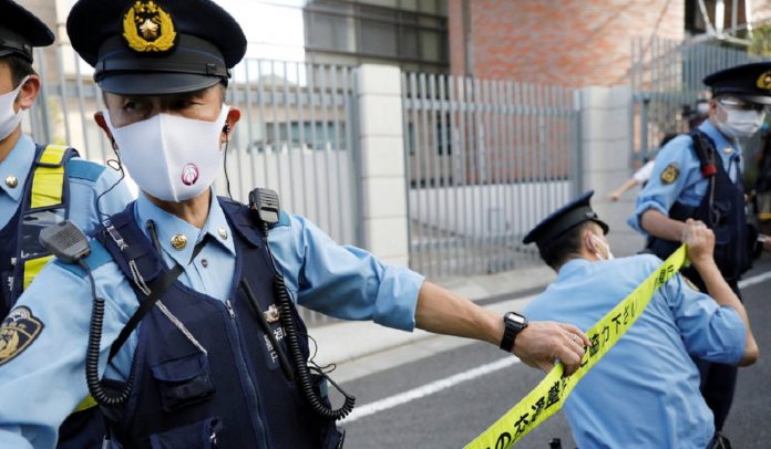 ataque con arma blanca Hombre detenido por atacar el vagón de un tren en Tokio