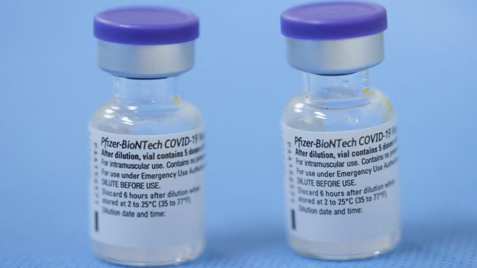 FDA rechazó el plan para administrar tercera dosis de la vacuna Pfizer