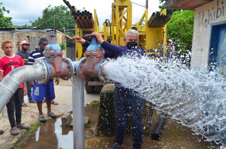 Reactivan pozo de agua en la VR de Bárbula, Naguanagua