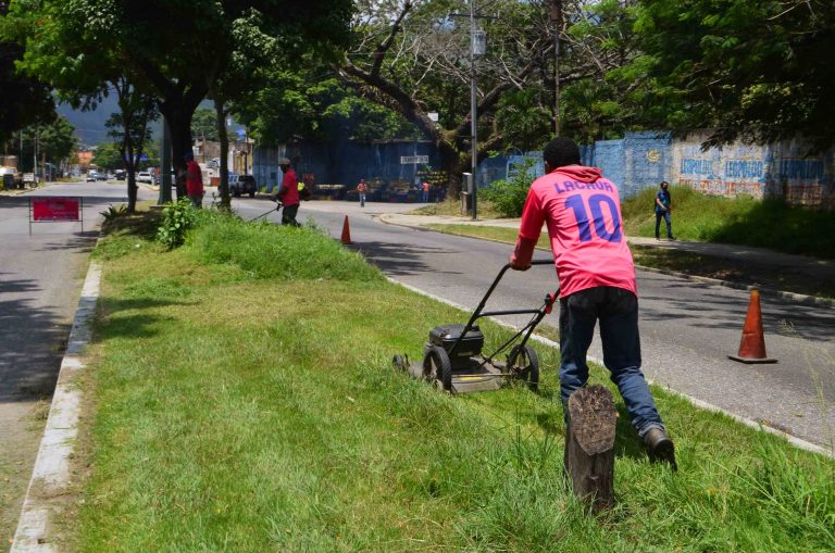 Inició despliegue de cuadrillas de limpieza y asfaltado en Naguanagua