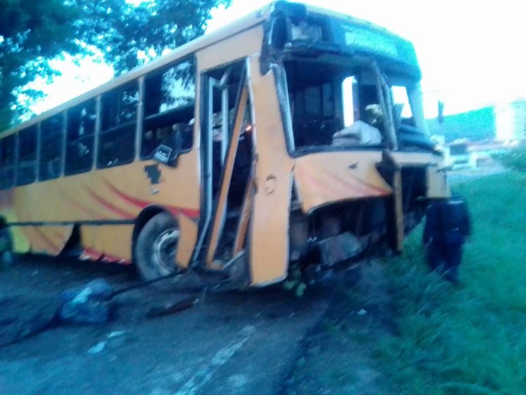 Autobús de pasajeros sufrió accidente al caer en el distribuidor Mañongo