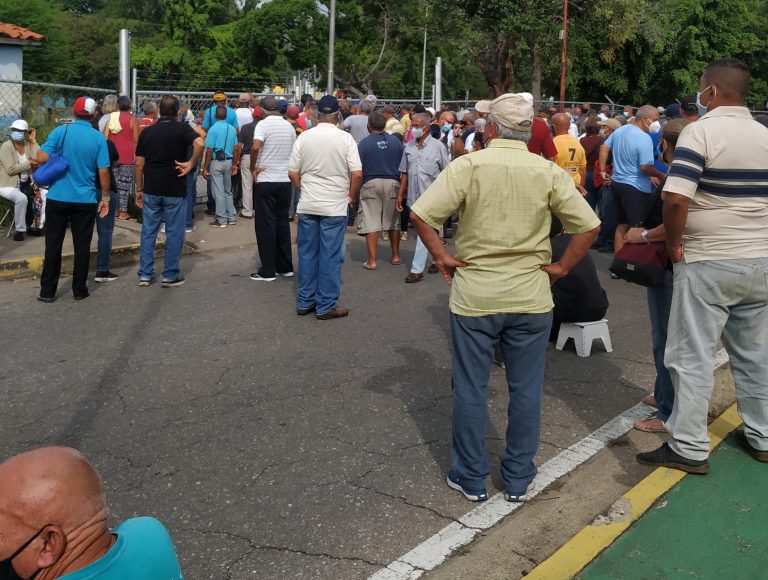 Abuelos manifestaron en Maracay por la segunda dosis de la vacuna rusa