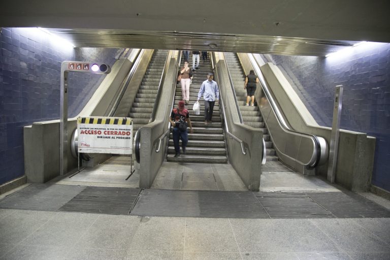 Así baja un usuario en silla de ruedas escaleras del Metro de Caracas (+video)