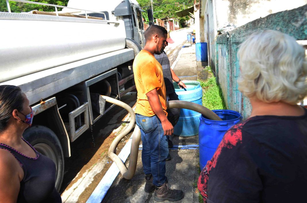 Distribuyen 30 mil litros de agua en González Plaza