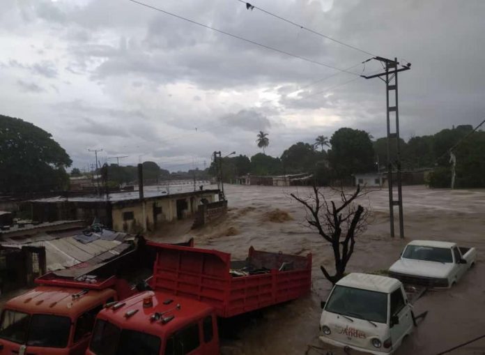 Río Morón se desbordó debido a las fuertes lluvias (+Video)