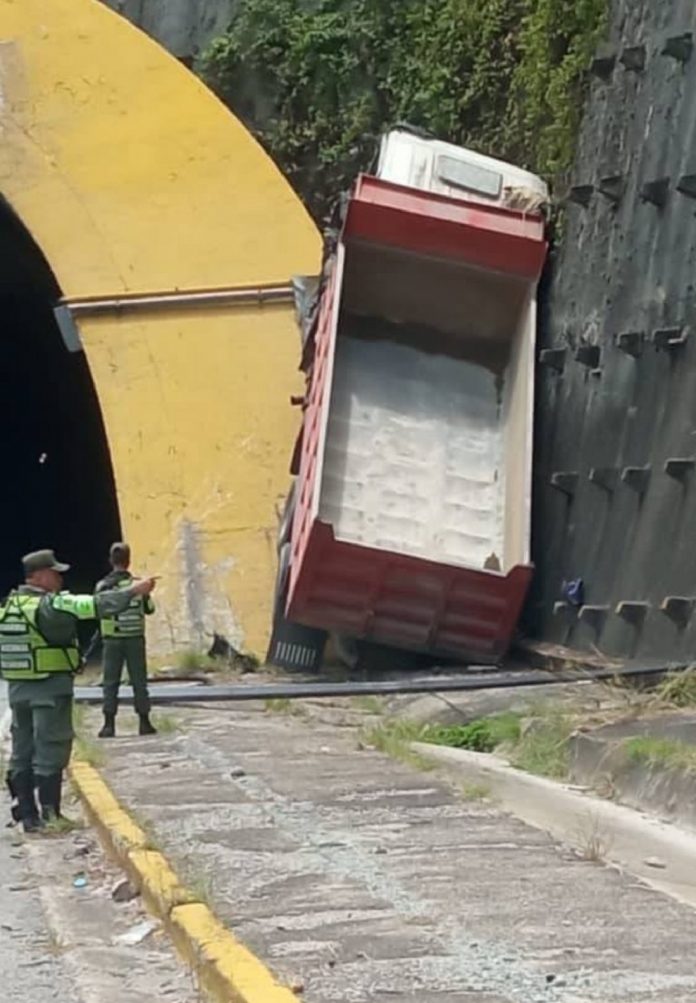 Camión chocó contra túnel de Turumo - Camión chocó contra túnel de Turumo