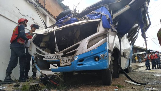 Choque de autobús en El Junquito dejó dos muertos y varios heridos