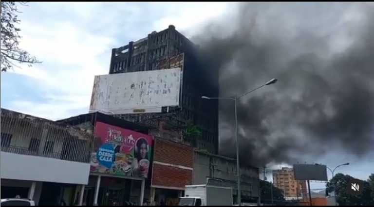 Reportan que se incendia antigua torre BOD en Valencia