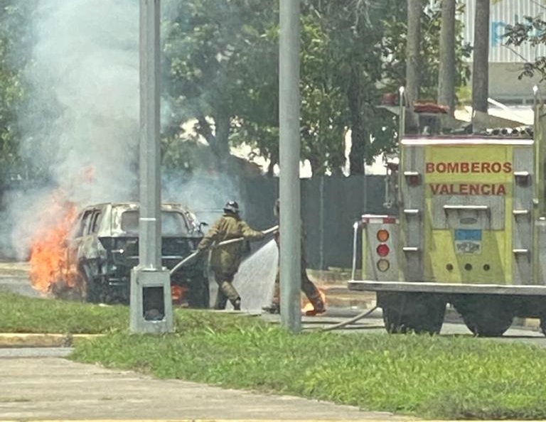 Camioneta se incendió en Naguanagua frente a La Granja