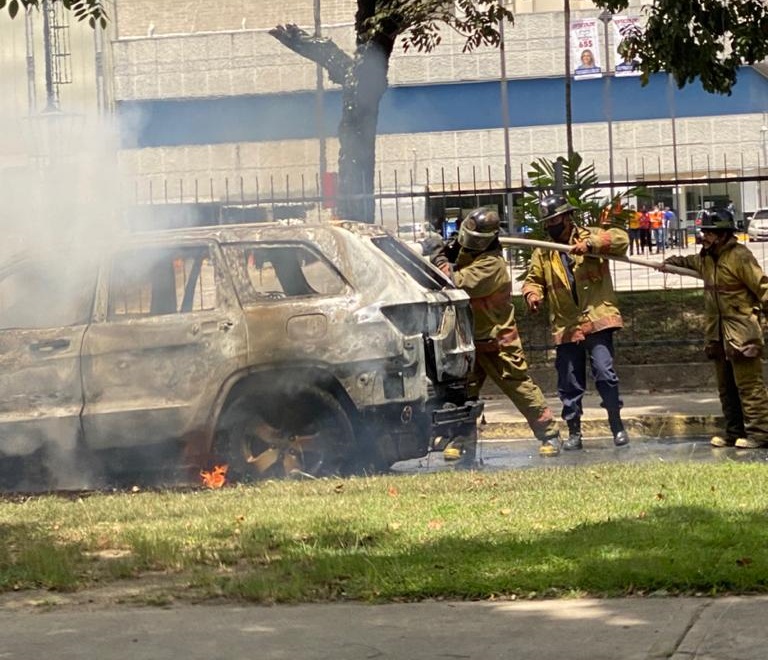 Camioneta se incendió en Naguanagua - Camioneta se incendió en Naguanagua