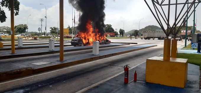 Dos vehículos se incendiaron tras chocar en el peaje de Guacara