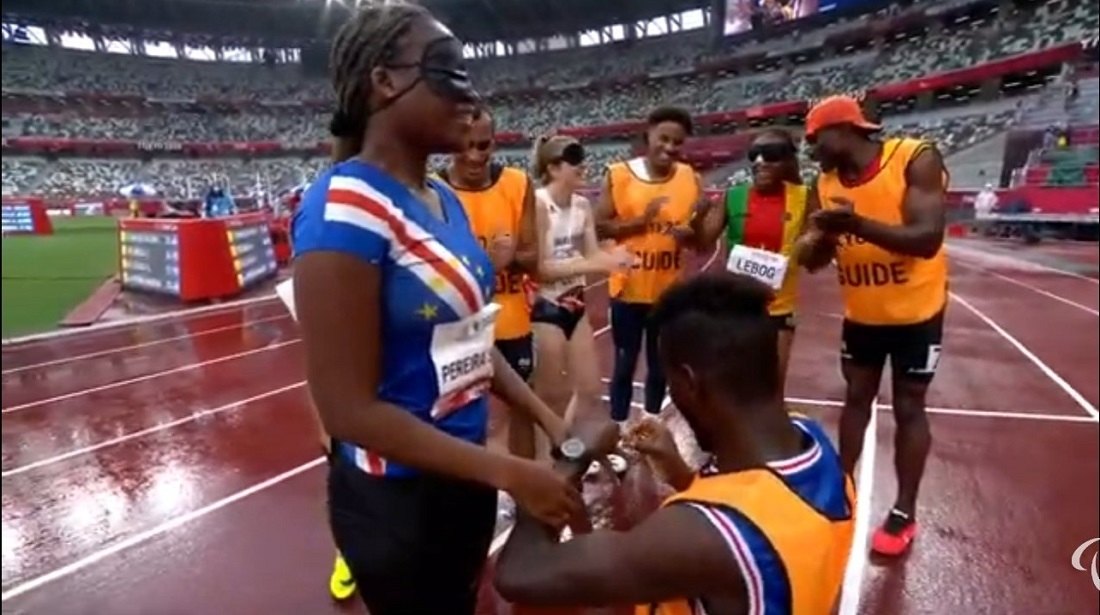 guía de Cabo Verde pide matrimonio a su atleta - guía de Cabo Verde pide matrimonio a su atleta