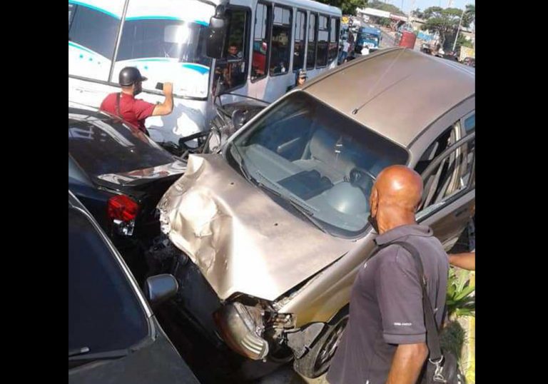Autobús perdió los frenos y generó choque múltiple en La Guaira