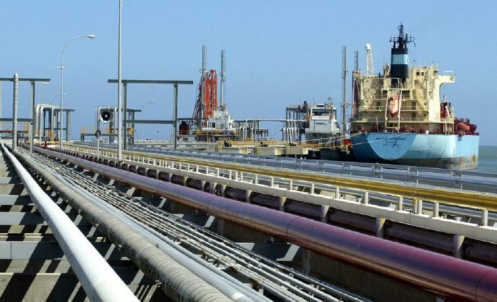 Venezuela acordó un contrato con Irán para intercambiar su petróleo
