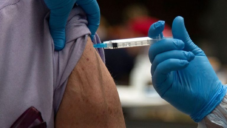 Colombia aplicará tercera dosis de vacuna a mayores de 70 años