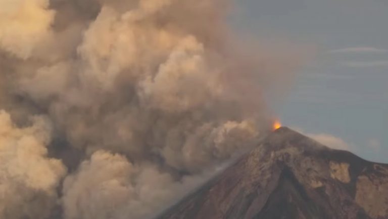 Volcán de Fuego en Guatemala entra en erupción