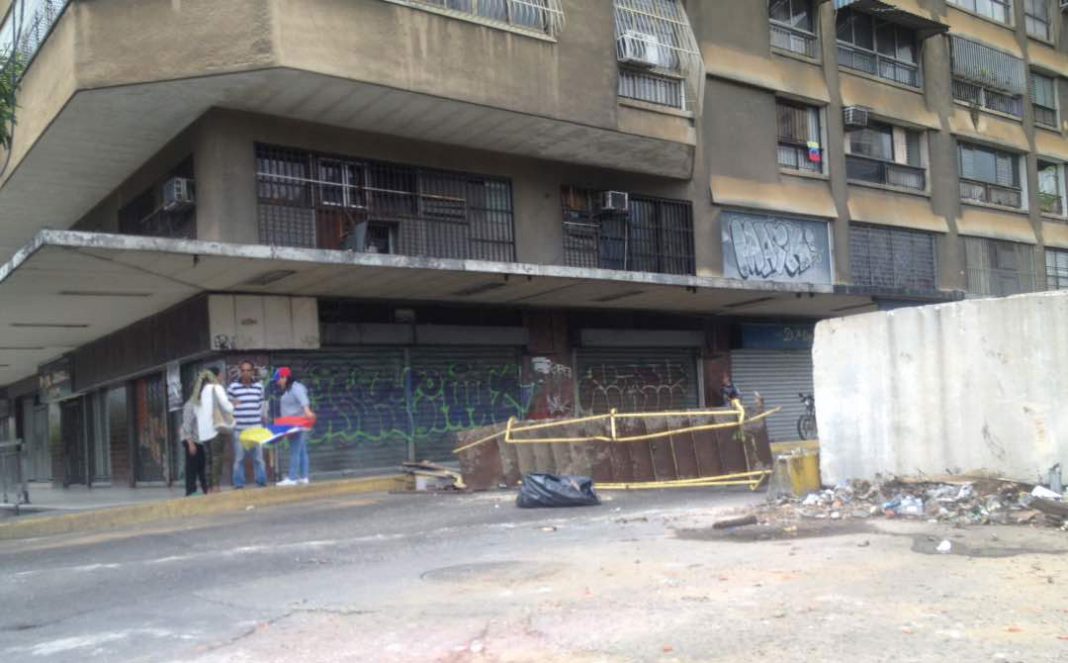 Anciana sufrió traumatismo tras caerse por las escaleras en la Avenida Bolívar