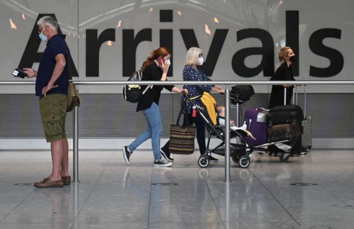 Reino Unido retiró a 47 países de su «lista roja» de restricciones a viajes internacionales