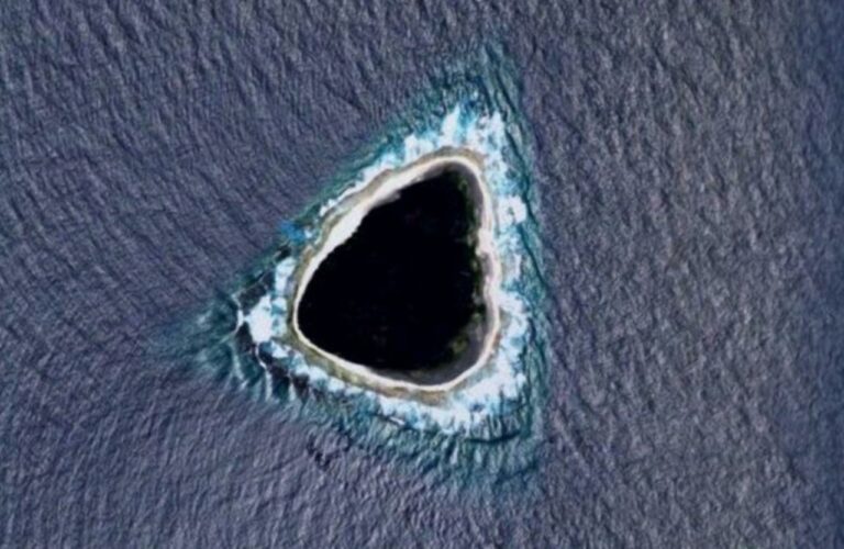 Descubren un “agujero negro” en medio del océano en Google Maps