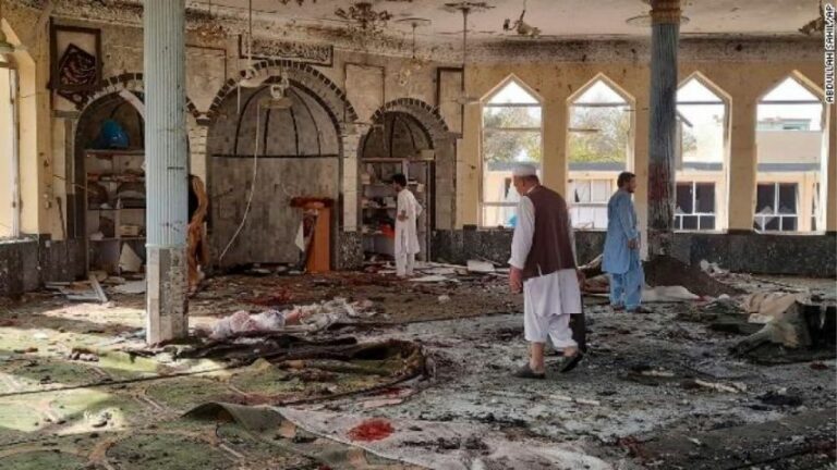 Al menos 32 muertos y 50 heridos tras atentado en mezquita chií afgana