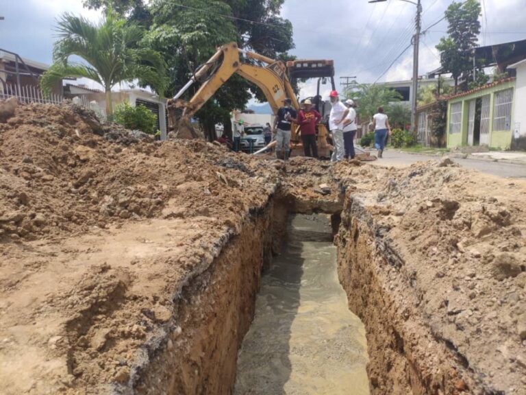 Sustituyen tuberías de aguas negras en Las Quintas de Naguanagua   