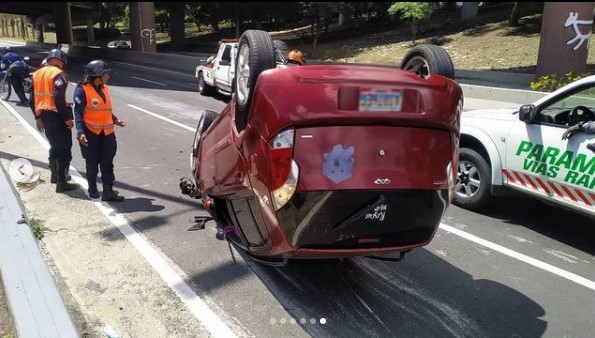 Vehículo volcó en la autopista Francisco Fajardo y dejó un lesionado