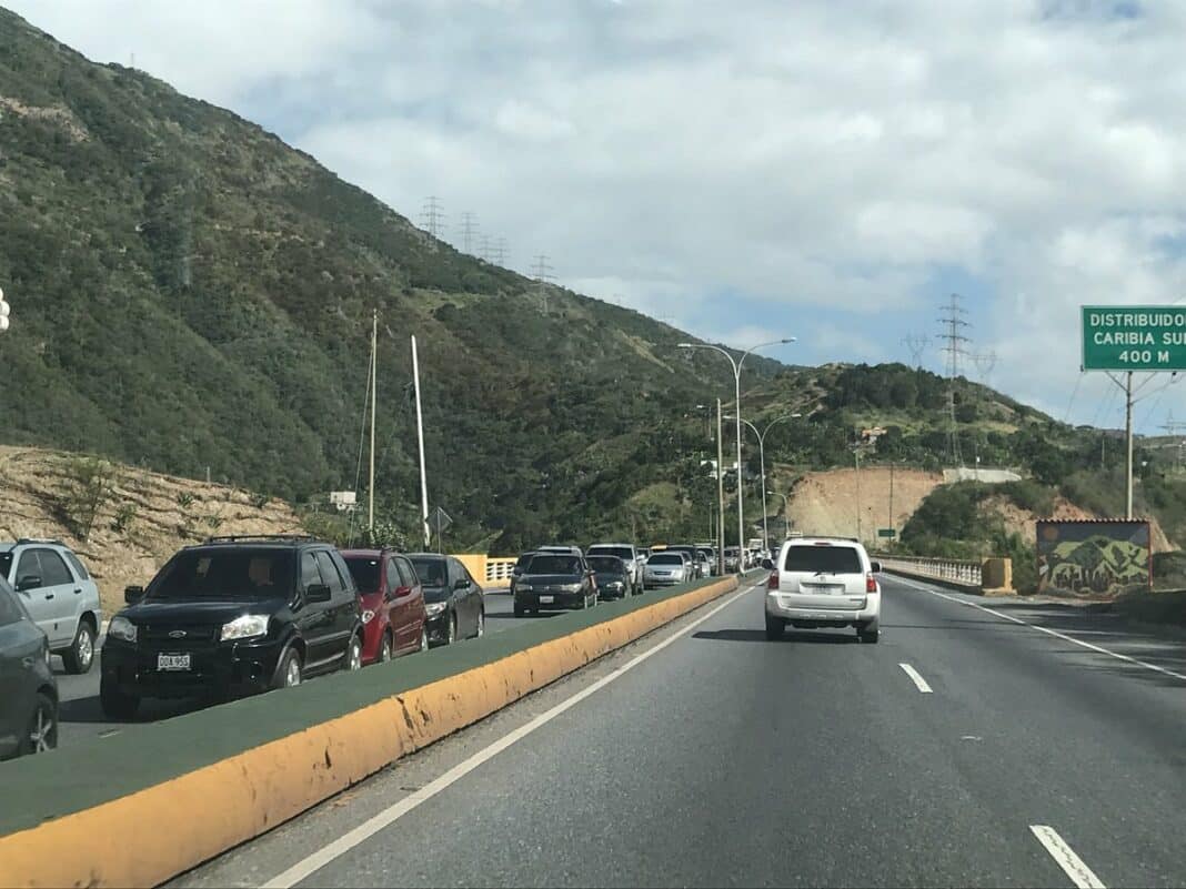 Vehículo se volcó en la autopista Caracas-La Guaira