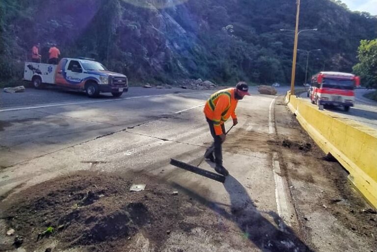 Removidas rocas y piedras en la Autopista Valencia Puerto Cabello