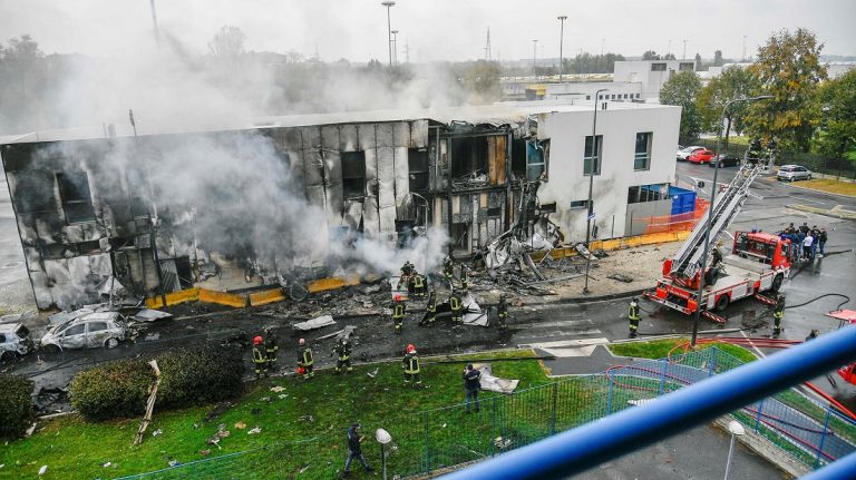 Un avión se estrelló contra un edificio en Milán y deja ocho muertos