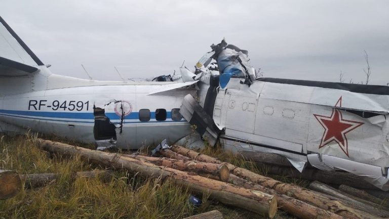 Al menos 16 muertos tras estrellarse un avión con paracaidistas en Rusia