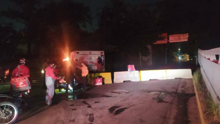 ¡Precaución! Barricada de concreto en Macaracuay ocasionó accidentes de tránsitos