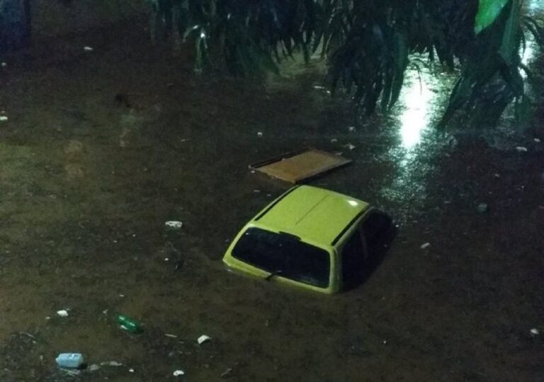 La lluvia en Caracas causó estragos la noche del domingo (VÍDEOS)