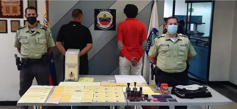 Detenidos dos hombres por comercializar certificados