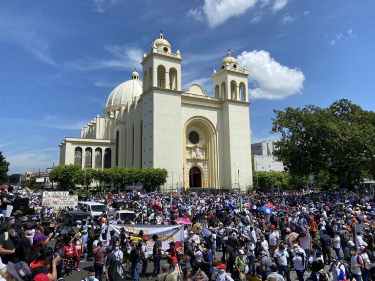 Marchas en El Salvador contra las políticas de Nayib Bukele