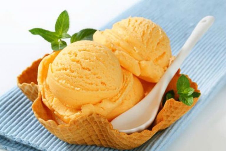 Disfruta de un helado de naranja para aplacar el calor