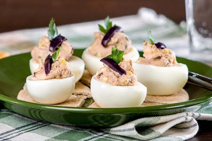 huevos rellenos de atún con mayonesa - huevos rellenos de atún con mayonesa