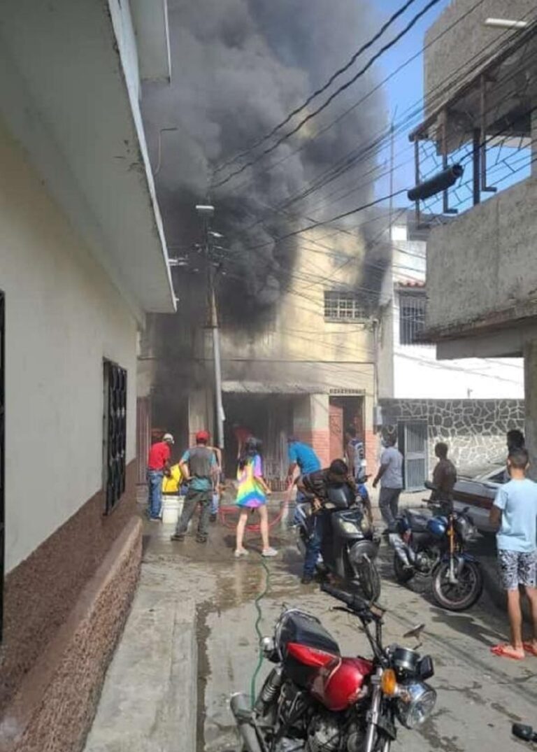 Reportan incendio en una vivienda en la parte baja de La Vega